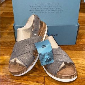 !!closing shoe store sale!! Toms suede sandals